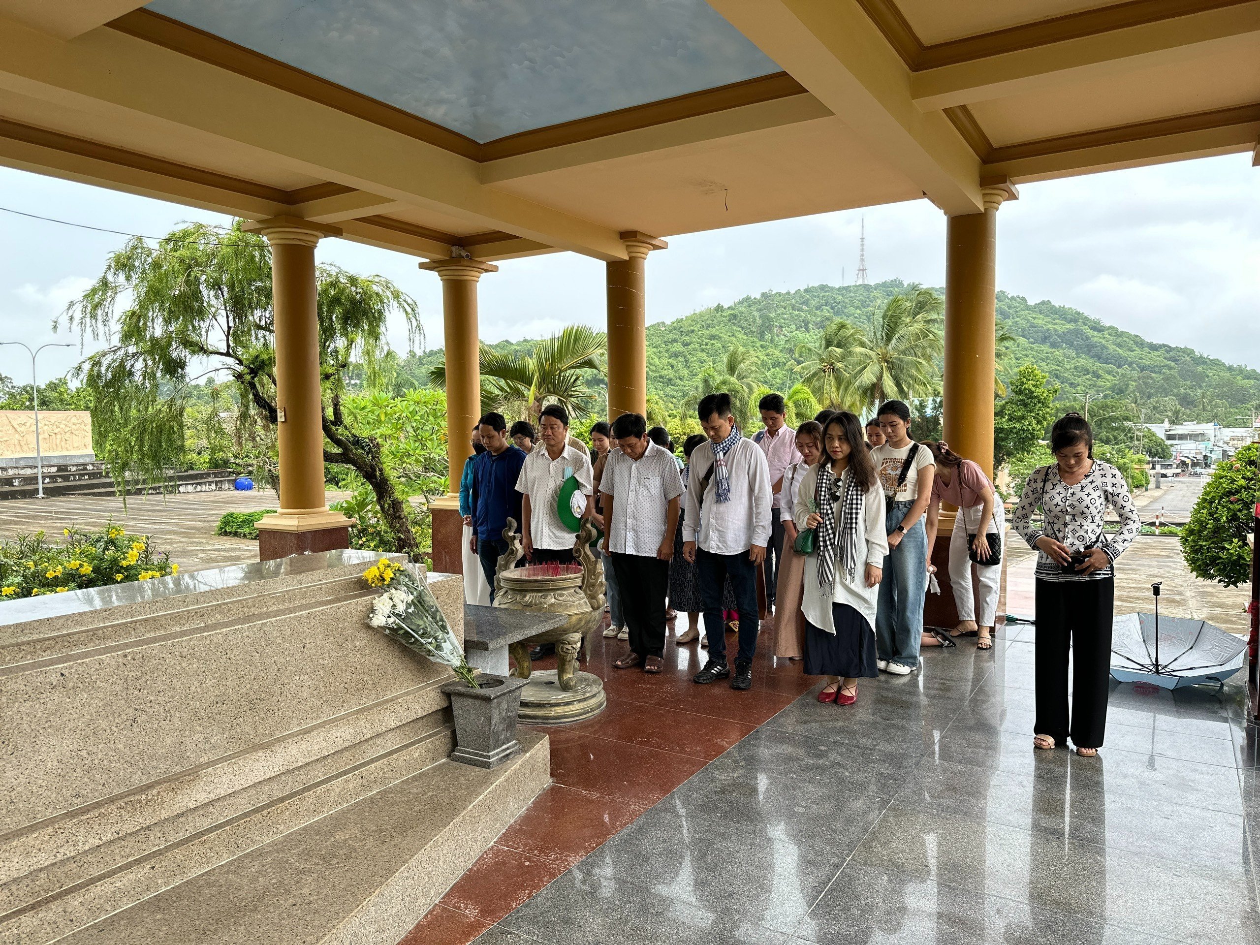 Khu Di tích lịch sử thắng cảnh Hòn Đất